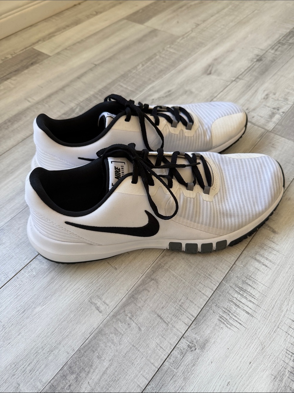 Nike Men’s White and Black Athletic Training Sneakers
